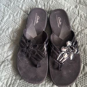 Clark’s cloud stepper black patent leather flip flops